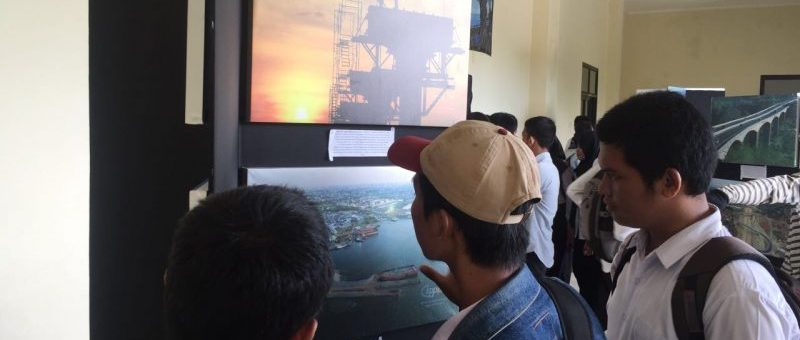 Dukung Pembangunan Infrastruktur, Mahasiswa UBT Ramaikan Talkshow dan Pameran Foto Pembangunan