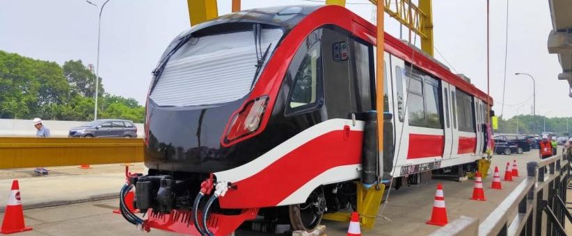 Rangkaian LRT Jabodebek Mulai Diangkat Ke Atas Rel